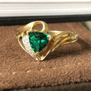 10k Gold Emerald and Diamond RIng